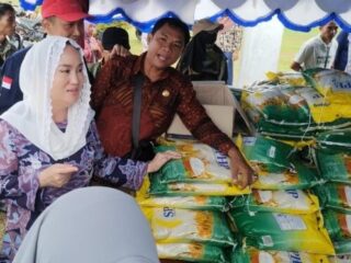 Bupati Natuna Cen Sui Lan pantau operasi pasar murah, warga bisa beli sembako terjangkau
