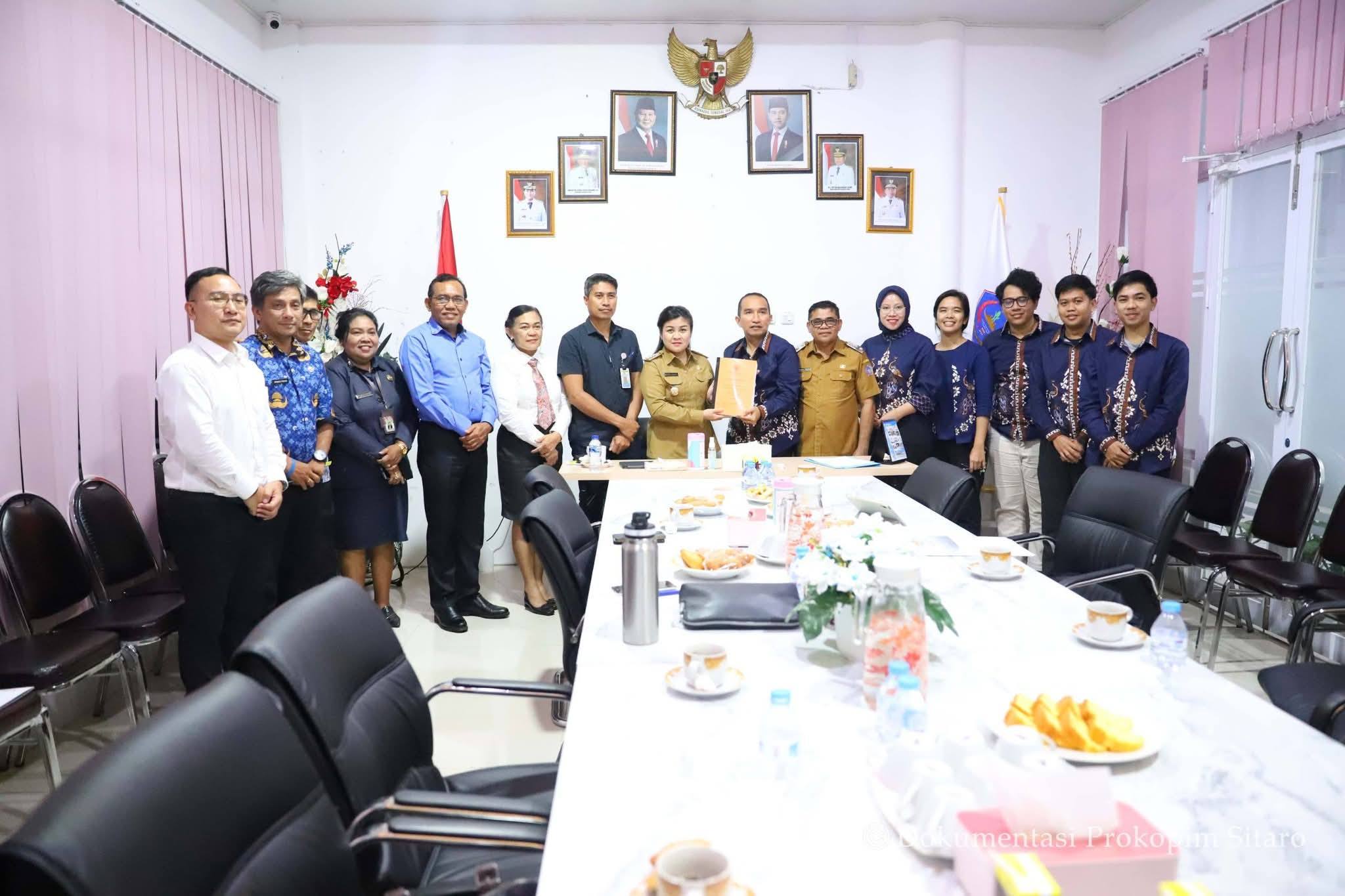 Bupati menerima LKPD dari BPK dalam exit meeting