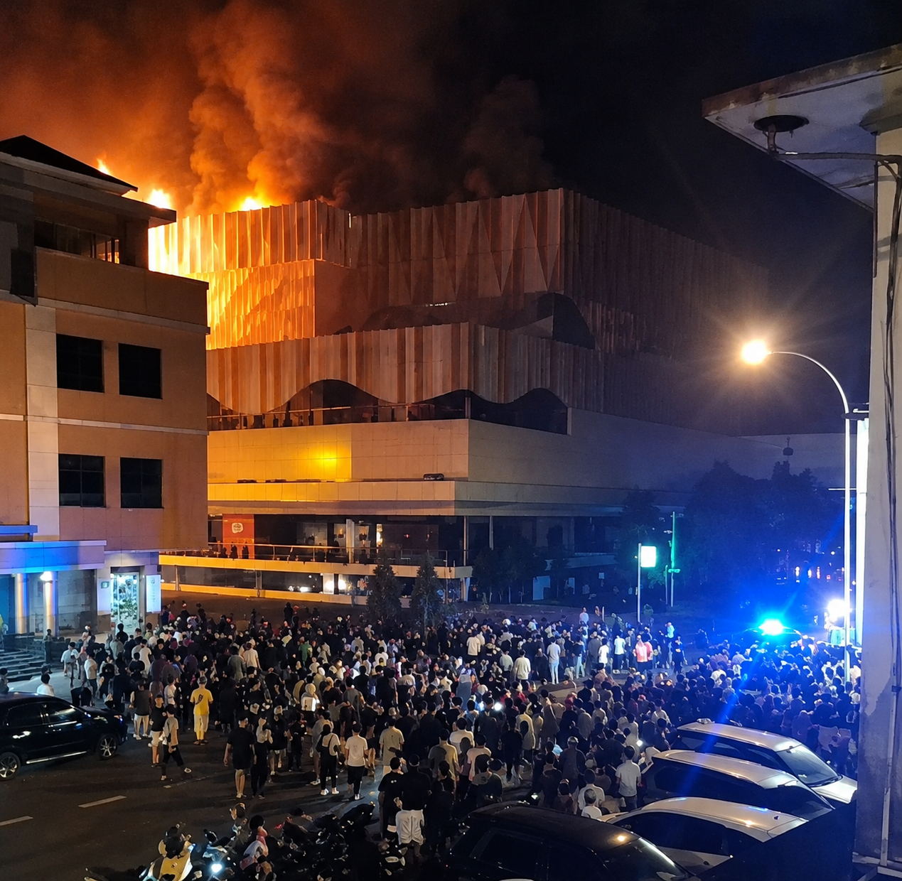 Mega Mall Manado terbakar