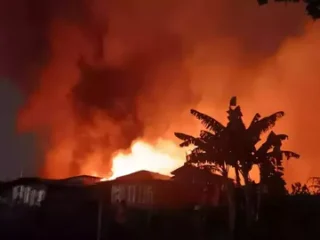 Lautan api di Kemayoran: Pasar Jiung terbakar, hanguskan pemukiman warga