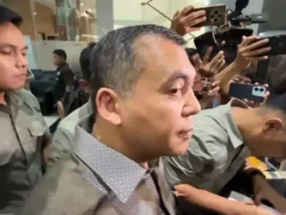 Serahkan diri? Wakil Menteri Imipas Silmy Karim datangi KPK malam hari