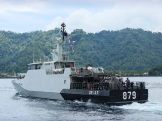 KRI Selar 879 Sandar di Tahuna, Danguspurla Koarmada II perkuat pengamanan perbatasan dan bawa misi sosial untuk nelayan