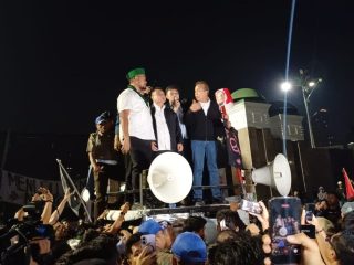 Dua Wakil Ketua DPR temui ribuan mahasiswa di depan gedung parlemen Jumat malam, bicara dari atas mobil komando