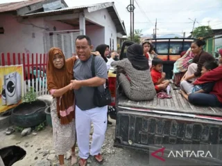 Warga panik diguncang gempa