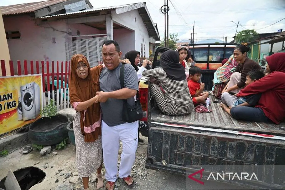 Warga panik diguncang gempa