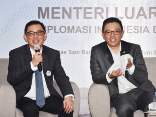 Rektor Unsrat dan Menlu Sugiono dorong mahasiswa pahami diplomasi global