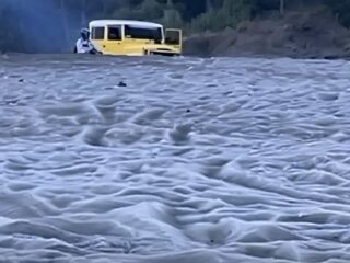 Heboh! Bromo berselimut ‘salju’, suhu ekstrem 2 derajat Celsius