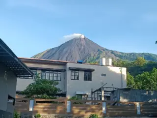 Gunung Karangetang meletus
