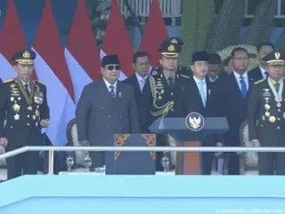 Hari Bhayangkara di Cikeas: Prabowo terima medali Loka Praja Samrakshana dari Kapolri, Jokowi hadir