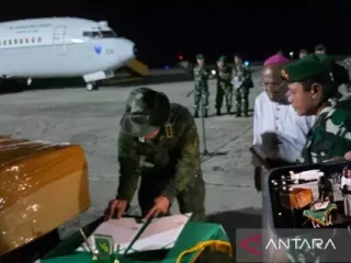Pangkogabwilhan III serahkan jenazah pilot AS Nicholas yang tewas akibat pesawatnya dibakar KKB Papua kepada Uskup Jayapura