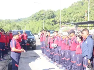 Bakamla bersihkan pantai Lihaga, perkuat komitmen jaga surga objek wisata bahari Sulawesi Utara