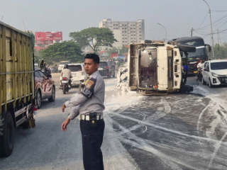 Truk trailer bermuatan ratusan ember cat terguling di akses tol Karawang Barat, lalu lintas macet berjam-jam