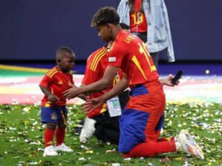 Tidak merasa tertekan dan santai jelang semifinal, Yamal potong rambut bersama adiknya yang lucu