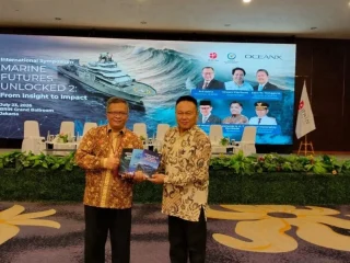 Akademisi Unsrat curi perhatian di simposium internasional kelautan, serahkan buku ilmiah