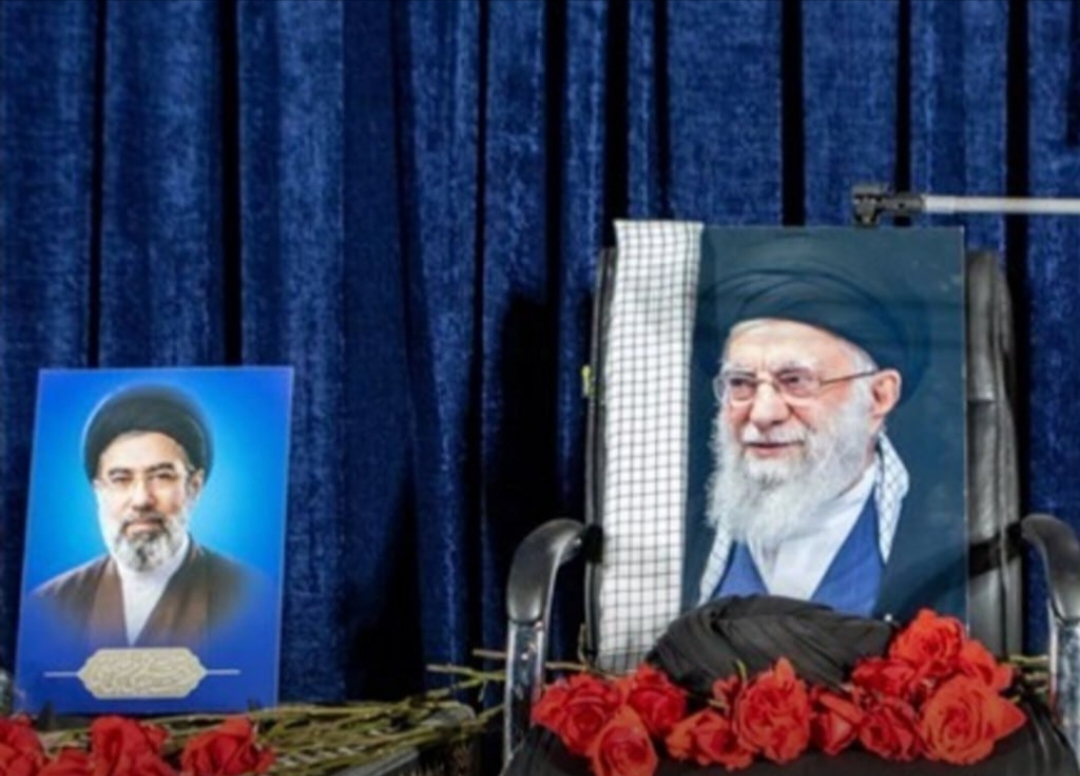 Foto Mojtaba Khamenei (kiri) dan ayahnya Ali Khamenei.(iran int'l)