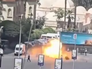 Bom meledak dekat hotel presiden Prancis menginap