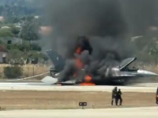 Jet tempur F-16 Yunani terbakar saat mendarat, pilot selamat