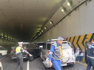 Rem mendadak picu tabrakan beruntun empat mobil di Tol Jorr Pasar Rebo