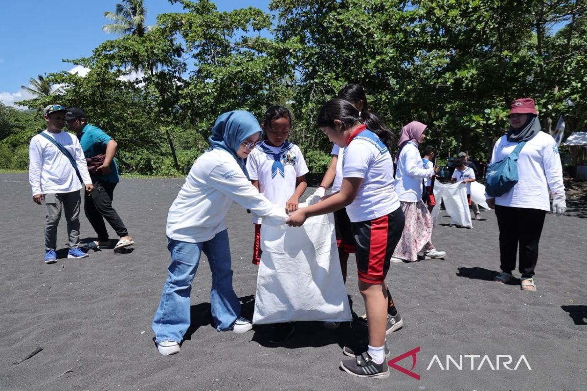PT Pertamina bersihkan pantai Tangkoko