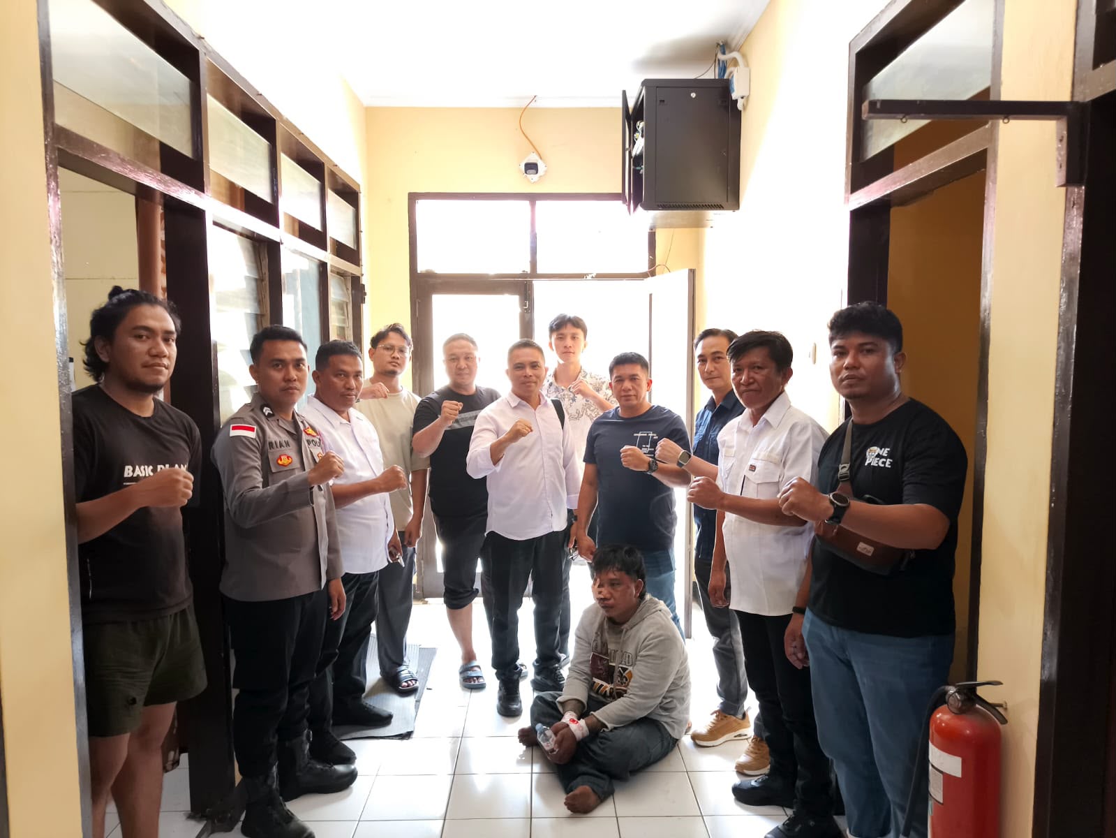 tim Polsek mengapit tersangka pelaku kekerasan seksual