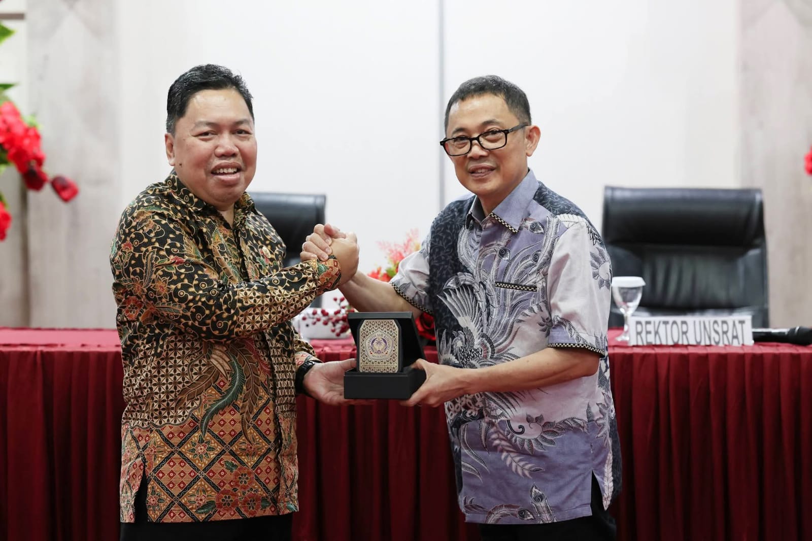 Tim Studi Banding UIN Sunan Gunung Djati Bandung (Kiri) dan Rektor Unsrat (Kanan) saling bertukar cendera mata (Courtesy: Ist.)