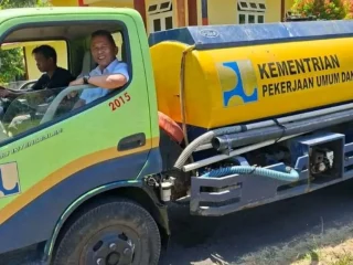 Krisis air bersih belum berakhir, Camat Siau Tengah turun langsung dampingi warga