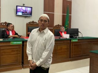 Curi uang Rp.5000, hakim Erly ganjar Syifak empat bulan penjara