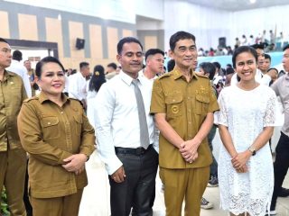 Bupati kepulauan Talaud Welly Titah mendampingi nikah massal warganya di Manado.
