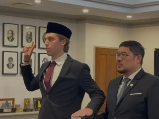 Disumpah di KJRI Sydney, Vickery resmi jadi WNI, Presiden titip mimpi ke Piala Dunia 2030