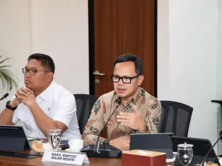 Daerah yang kesulitan bayar gaji pegawai diminta tidak main PHK