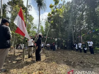 Upacara HUT RI di tengah hutan