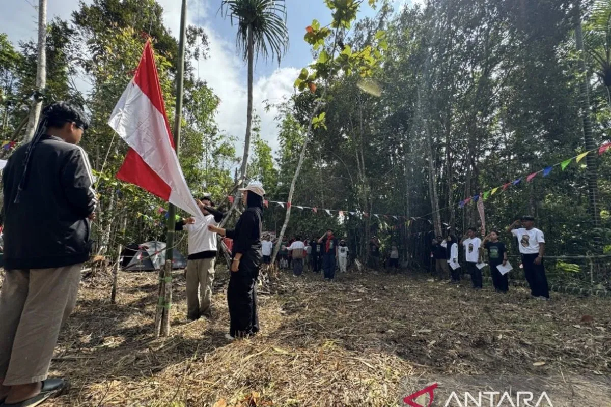 Upacara HUT RI di tengah hutan