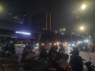 Lalu lintas Slipi Petamburan tersendat, kepulan gas air mata dan barikade jalan halangi warga