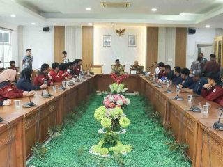 Ketua DPRD Batam terima aksi mahasiswa UNRIKA, siap tindak lanjuti krisis air bersih, sampah hingga 'cut and fill'