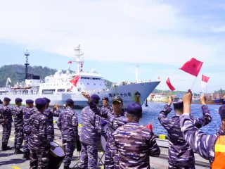 Tarian 'Cakalele' sambut Kapal Perang China MV Chen Jing Run yang merapat di Pelabuhan Bitung