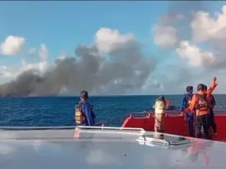 KMP Putri Yasmin terbakar di Selat Lombok, Tim SAR kerahkan kapal dan helikopter untuk penyelamatan