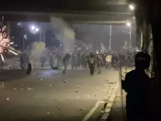 Demo 27 Agustus: Massa anarkis tak dikenal bakar pos polisi, Polda Metro tangkap sejumlah orang bawa Sajam