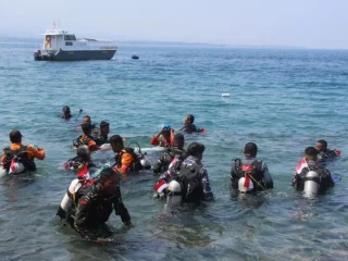 Bikin merinding! Pasukan Khusus nekat mengibarkan merah putih di dasar laut Teluk Palu!
