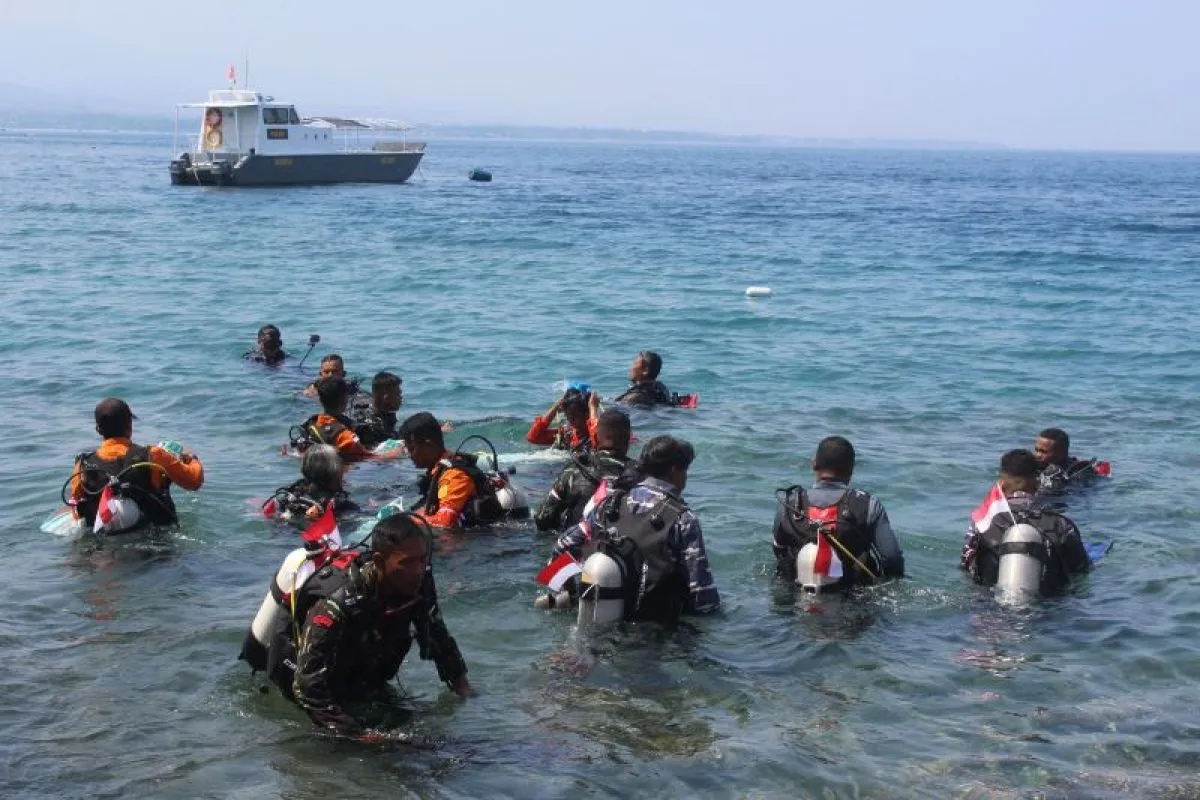 kibarkan merah putih di dasar laut