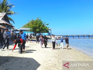 Aksi komunitas penyelam dan mahasiswa UNG angkat 50 kilogram sampah dari laut Botutonuo