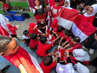 Viral! Tradisi siswa di Solo sambut kemerdekaan, bendera Merah Putih berkibar basah: Memupuk nasionalisme anak