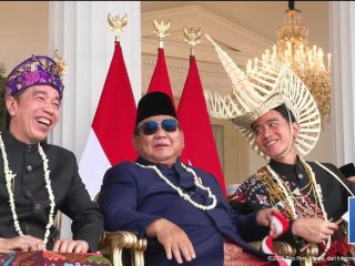 'Ngobrol' merdeka: Momen keakraban Prabowo bersama Jokowi dan Gibran di sela acara HUT ke-81 RI di Istana