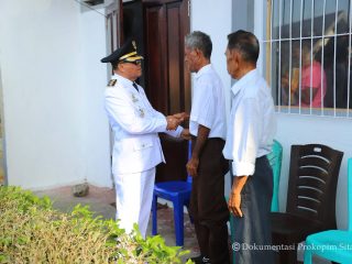 Bikin haru! Momen Plt Bupati Heronimus Makainas usap bahu warga binaan Lapas Ulu Siau saat HUT RI