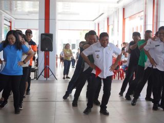 Seru! Plt Bupati Sitaro Heronimus Makainas ikut beraksi di lomba pinguin antar-OPD