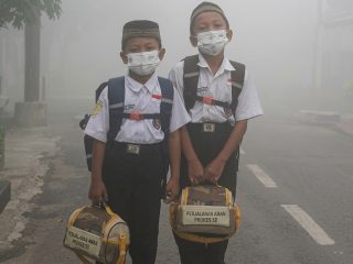 Kabut asap karhutla kembali selimuti Kalbar, dokter IDI peringatkan bahaya paru anak