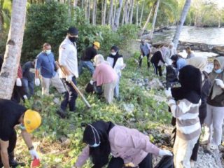 Aksi bersih pantai Harun
