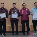 Kepala BKPD Bone Bolango Abdul Halim Katilie menerima Treasury Award atas penyaluran Dana Desa 100 persen