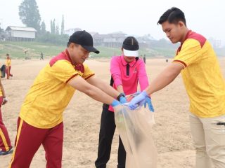 Polres Barito Selatan gotong royong bersihkan wisata dadakan Pantai Gosong