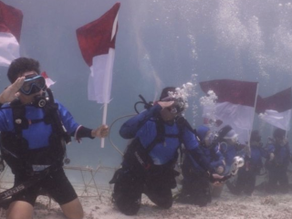 Rayakan hut RI, komunitas penyelam kibarkan bendera di bawah laut Maratua