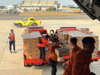 Gerak cepat! BNPB terbangkan 100 ton bantuan untuk korban gempa NTT